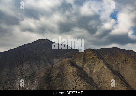 Der Pizzo vom Dorf Monteacuto delle Alpi aus gesehen Stockfoto