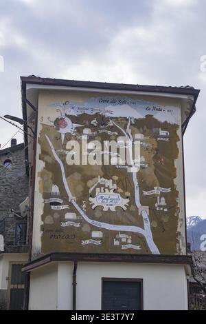 Wandkarte an der Fassade eines Gebäudes in Monteacuto delle Alpi Stockfoto