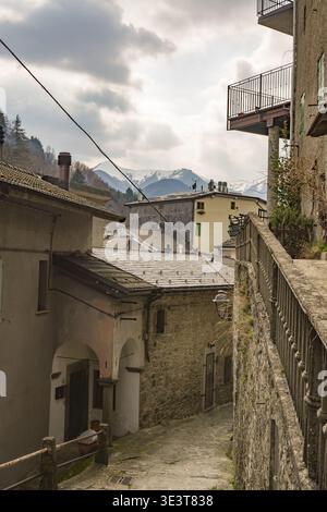 Die engen Gassen des malerischen Dorfes Monteacuto delle Alpi Stockfoto