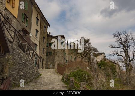 Die engen Gassen des malerischen Dorfes Monteacuto delle Alpi Stockfoto