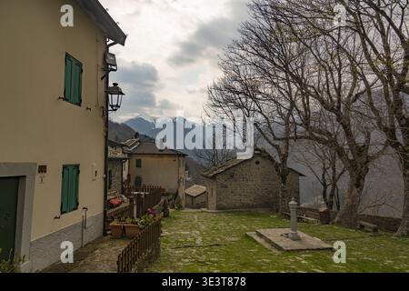 Die engen Gassen des malerischen Dorfes Monteacuto delle Alpi Stockfoto