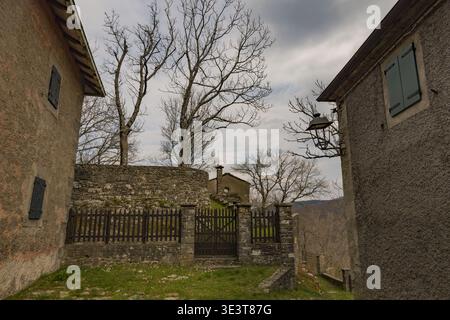 Die engen Gassen des malerischen Dorfes Monteacuto delle Alpi Stockfoto