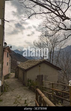 Die engen Gassen des malerischen Dorfes Monteacuto delle Alpi Stockfoto