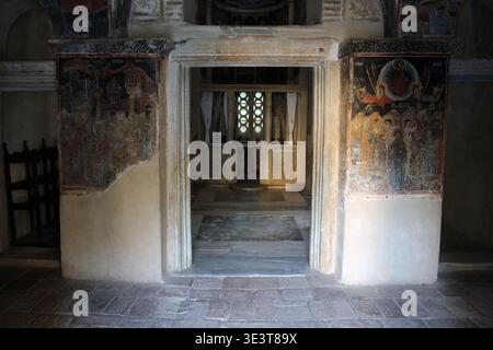 Byzantinische Fresken im Inneren Kaisariani August 2024 Alte Steinkirchenarchitektur Athen Griechenland Stockfoto