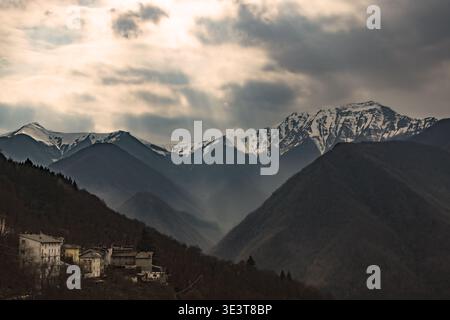 Der Corno alle Scale aus dem Dorf Monteacuto delle Alpi Stockfoto