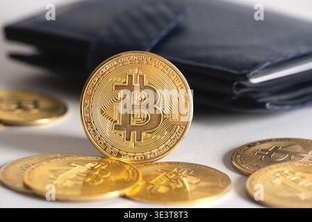 Kryptowährungsmünzen in der Brieftasche. Bitcoin, Blockchain-Technologiekonzept Stockfoto