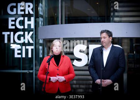 Baerbel Bas, Lars Klingbeil DEU, Deutschland, Berlin, 23.03.2026 Gerechtigkeit - Baerbel Bärbel Bas , Co Parteivorsitzende der SPD und Bundesministerin für Arbeit und Soziales , und Lars Klingbeil , Co-Vorsitzende der SPD und Vizekanzler rechts waehrend der Pressekonferenz PK am Tag nach der Landtagswahl in Rheinland-Pfalz in der Parteizentrale im Willy-Brandt-Haus in Berlin Deutschland en: Baerbel Bas Bärbel , Ko-Vorsitzende der SPD und Bundesminister für Arbeit und Soziales, und Lars Klingbeil , Ko-Vorsitzender der SPD und Vizekanzler rechts während der Stockfoto
