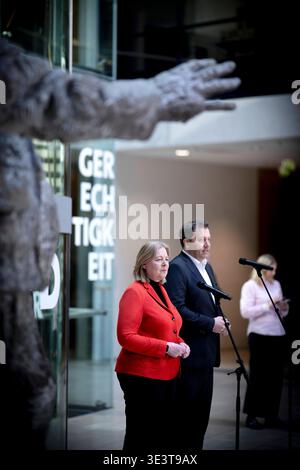 Baerbel Bas, Lars Klingbeil DEU, Deutschland, Berlin, 23.03.2026 Hand von der Skulptur von Willy Brandt und Baerbel Bärbel Bas , Co Parteivorsitzende der SPD und Bundesministerin für Arbeit und Soziales , und Lars Klingbeil , Co-Vorsitzender der SPD und Vizekanzler rechts waehrend der Pressekonferenz PK am Tag nach der Landtagswahl in Rheinland-Pfalz in der Parteizentrale im Willy-Brandt-Haus in Berlin Deutschland en: Hand aus der Skulptur von Willy Brandt und Baerbel Bas Bärbel, Kovorsitzender der SPD und Bundesminister für Arbeit und Soziales und Lars K. Stockfoto