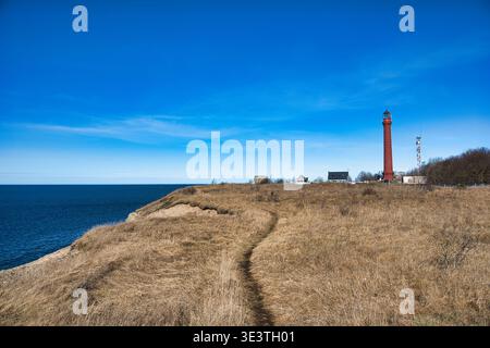 Red Pakri Lighthouse und Coastal Trail auf der Halbinsel Pakri in Estland Stockfoto