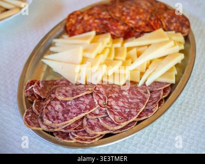 Traditionelle spanische Wurstplatte: Authentische Auswahl an Wurstwaren und Manchego-Käse Stockfoto