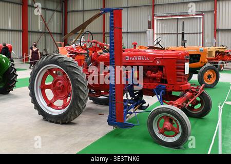 Roter Vintage McCormick Farmall H Traktor 1948 Modell. Hergestellt zwischen 1939 und 1954. Stockfoto