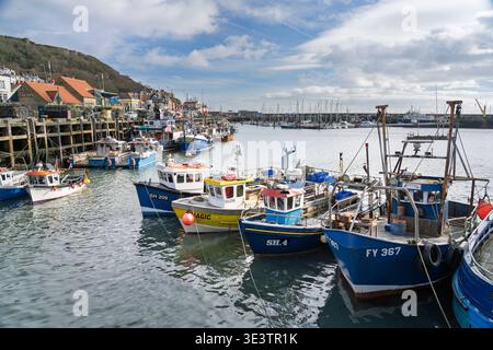Fischerboote liegen im Hafen von Scarborough, North Yorkshire, Großbritannien Stockfoto