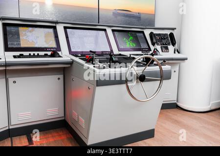 Modernes Simulationssystem für die maritime Navigation, Schiffsruder und Steuerkonsole mit Lenkrad, Gas, Hebeln und Radarschirmen auf einer virtuellen Vesse Stockfoto