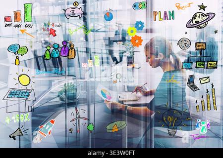 Professionelle Frau arbeitet tagsüber an der Geschäftsplanung mit digitalen Skizzen an Glaswänden im Büro Stockfoto