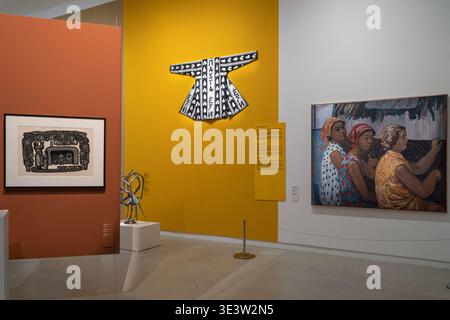 Zeitgenössische Kunstgalerie mit Denim-Textil-Installation und Ölgemälde im Almaty Museum of Arts Stockfoto