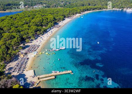 Blick aus der Vogelperspektive auf den wunderschönen Strand und die Bucht von Koukounaries auf der Insel Skiathos, Sporaden, Griechenland Stockfoto