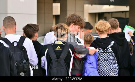 Warschau, Polen. 23. März 2026. Fans der polnischen Fußballnationalmannschaft warten auf Autogramme. Stockfoto