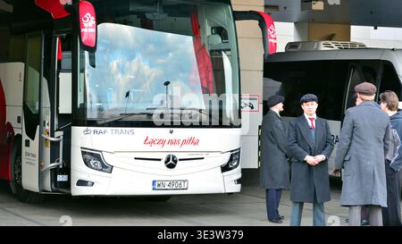 Warschau, Polen. 23. März 2026. Bus Mercedes. Offizieller Bus polnischer Fußballer. Reise zum Fußball der polnischen Mannschaft. Stockfoto