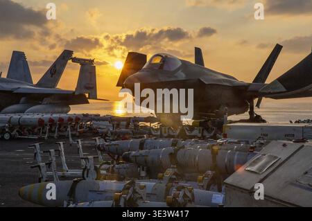 LOCKHEED MARTIN F-35C Lightning II Jets auf dem Flugdeck der USS Abraham Lincoln während der Operation bEpic Fury im März 2026. Foto: US Navy Stockfoto