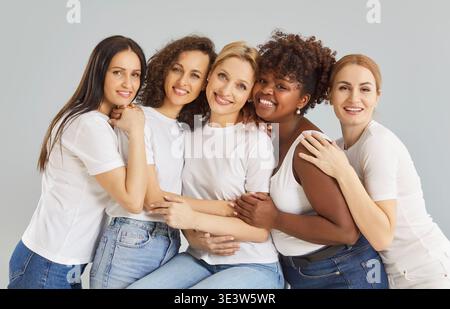 Weibliche Freundschaft, Multi ethnisch freundliche Gruppe glücklicher erfolgreicher, selbstbewusster, schöner Frauen Stockfoto