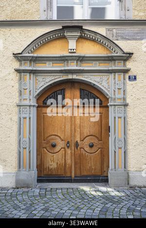 Kunstvoll gestaltetes Eingangsportal mit kunstvoll geschnitzten Holztüren in der Altstadt von Lindau, Bayern, Deutschland Stockfoto