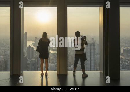 Menschen auf dem Dach des Maha Nakhon Gebäudes in Sathon in Bangkok in Thailand im Südostasien. Thailand, Bangkok, November 2019 Stockfoto