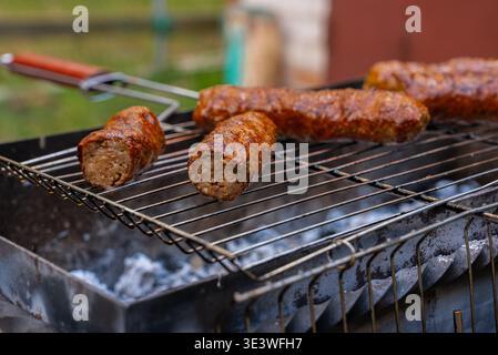 Saftige Kofta-Kebabs schmecken auf einem Grill und bieten eine perfekte Mischung aus Gewürzen und Kräutern. Diese geschmackvollen Hackfleischspieße sind wunderschön Stockfoto