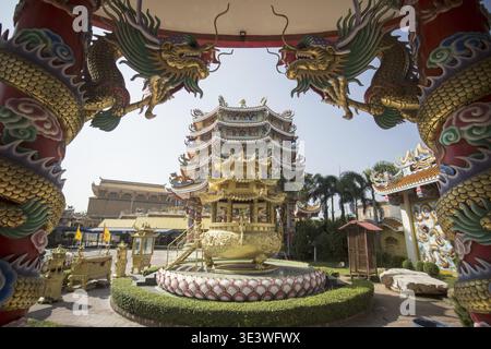 Der chinesische Tempel des Thepsathit Phra Kiti Chaloem in der Stadt Ang Sila Neat Bang Saen in der Provinz Chonburi in Thailand. Thailand, Chonburi, Nov Stockfoto