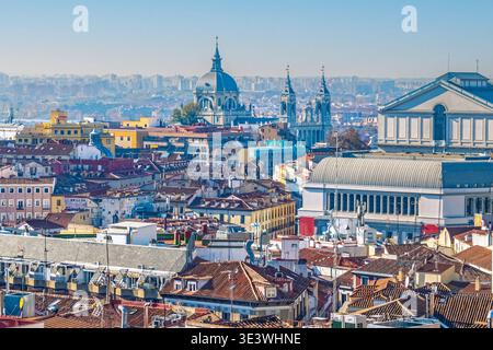 Panoramablick auf Madrid mit dem berühmten Königspalast und der Kathedrale von Almudena in der Ferne, Spanien. Wunderschöne Stadtlandschaft mit historischen Dächern Stockfoto