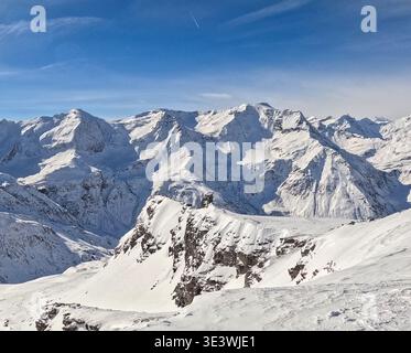 Atemberaubendes Winterpanorama der schneebedeckten Alpen im Januar mit scharfen Berggipfeln unter klarem blauen Himmel, die einen atemberaubenden Blick auf die Berge bieten Stockfoto