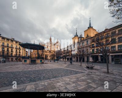 Ein ruhiger Blick auf Segovias historische plaza mit der großen Kathedrale im Hintergrund. Der kopfsteingepflasterte Platz ist von charmanten Gebäuden umgeben Stockfoto