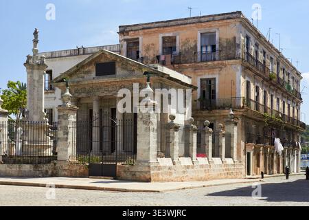 Ein Blick auf die historische Kolonialarchitektur in Old Havanna, Kuba, mit verwitterten Fassaden und komplizierten Mauerwerken, die das reiche Erbe der Stadt widerspiegeln Stockfoto