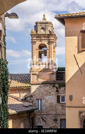 Der Glockenturm der Kirche San Fortunato, eine der ältesten Kirchen Perugias, von der Via Bartolo in der Nähe des Etruskerbogens aus gesehen, in Perugia, Umbrien, Italien Stockfoto