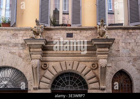 Geschnitzter Sturz des Portals des Palazzo Pasini, eines historischen Adelspalastes entlang der Via dei priori im mittelalterlichen Zentrum von Perugia, Umbrien, Italien Stockfoto