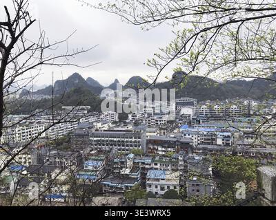 Reise nach China Blick von oben auf Guilin und die grünen Berge, wenn es im Frühling regnet Stockfoto