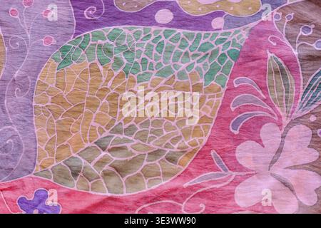 Textil Hintergrund abstrakt handgemaltes Blatt auf rosa und lila Seidenkrawatte Farbe Stockfoto