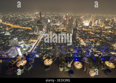 Menschen auf dem Dach des Maha Nakhon Gebäudes in Sathon in Bangkok in Thailand im Südostasien. Thailand, Bangkok, November 2019 Stockfoto