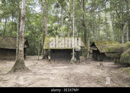 Die Holzhäuser der Militärakademie und -Schule im Phu hin Rong KLA Nationalpark in der Nähe der Stadt Phitsanulok im Norden Thailands. Thaila Stockfoto