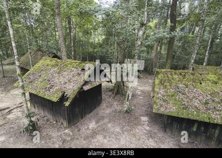 Die Holzhäuser der Militärakademie und -Schule im Phu hin Rong KLA Nationalpark in der Nähe der Stadt Phitsanulok im Norden Thailands. Thaila Stockfoto