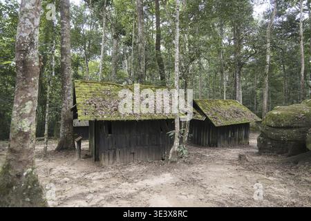Die Holzhäuser der Militärakademie und -Schule im Phu hin Rong KLA Nationalpark in der Nähe der Stadt Phitsanulok im Norden Thailands. Thaila Stockfoto