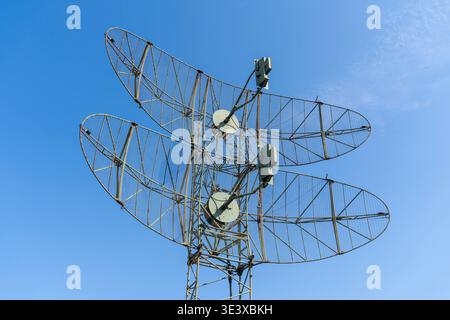 Altes sowjetisches Radarantennensystem mit blauem Himmel im Hintergrund Stockfoto