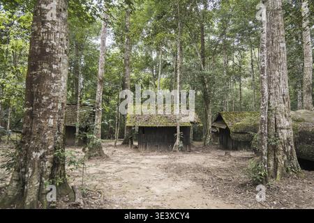Die Holzhäuser der Militärakademie und -Schule im Phu hin Rong KLA Nationalpark in der Nähe der Stadt Phitsanulok im Norden Thailands. Thaila Stockfoto