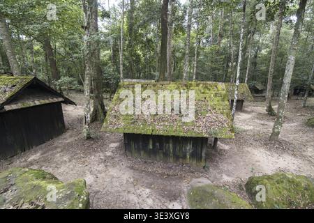 Die Holzhäuser der Militärakademie und -Schule im Phu hin Rong KLA Nationalpark in der Nähe der Stadt Phitsanulok im Norden Thailands. Thaila Stockfoto