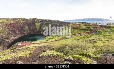 Ausflug nach Island Panoramablick auf den See Kerid im vulkanischen Krater am Septemberabend Stockfoto