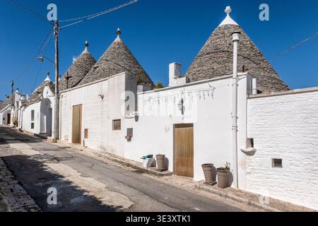 Trulli Häuser und Straßen in Alberobello, einer kleinen Stadt im Süden Italiens. Seit 1996 Teil des UNESCO-Weltkulturerbes. Ein trullo-Haus ist ein t Stockfoto