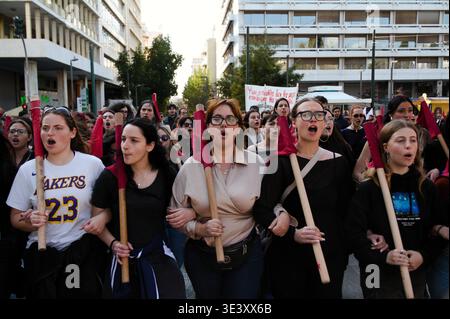 Während einer Protestkundgebung im Zentrum von Athen, Griechenland, sangen Demonstranten Parolen. Stockfoto