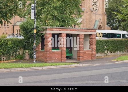 Hale Barns 1920er Jahre Busunterstand, jetzt abgerissen. Stockfoto