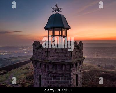 Ein atemberaubendes Luftdrohnenfoto, das entweder bei Sonnenaufgang oder Dämmerung aufgenommen wurde und den verzierten oberen Teil des Darwen Tower (Jubilee Tower), Lancashire, festnimmt. Stockfoto