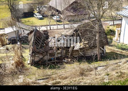 Eingestürztes Holzhaus in Przeworsk, Podkarpackie, Polen, mit schweren strukturellen Schäden und Verfall. Stockfoto