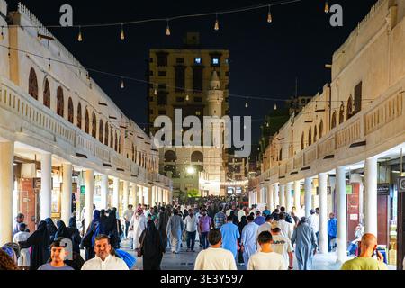 Hektisches Nachtleben und Straßenmarkt im historischen Al-Balad, der Altstadt von Dschidda, Saudi-Arabien Stockfoto